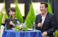 加山雄三（右）のトークショーを盛り上げた阿川佐和子＝2016年