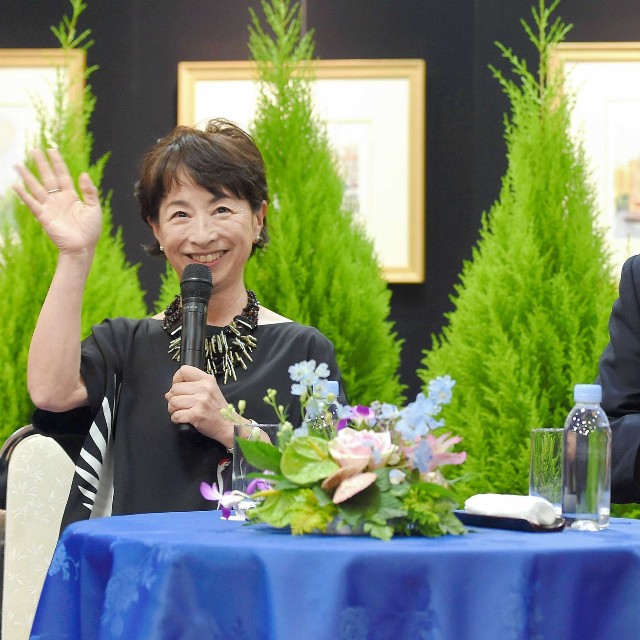 加山雄三（右）のトークショーを盛り上げた阿川佐和子＝2016年