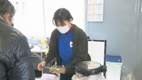 倉敷市真備町でめかぶ汁を配っている上一枝さん　2月28日