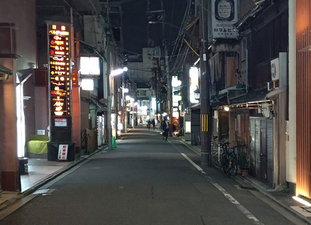人影の少ない金曜日の夜の歓楽街（１１月２７日、京都市東山区祇園地域）
