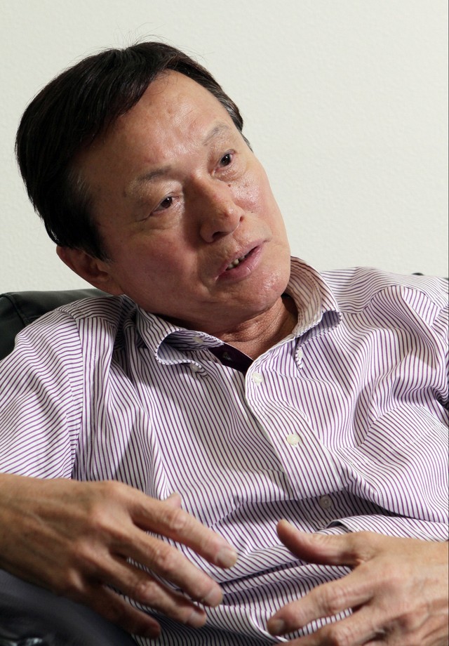 2011年11月、記者のインタビューに応じる当時67歳の釜本邦茂さん。その席で野球に対する思いも語った＝大阪市内