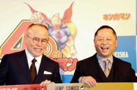 連載40周年を迎えたキン肉マンへの思いを語った「ゆでたまご」の中井義則氏（左）と嶋田隆司氏＝2019年