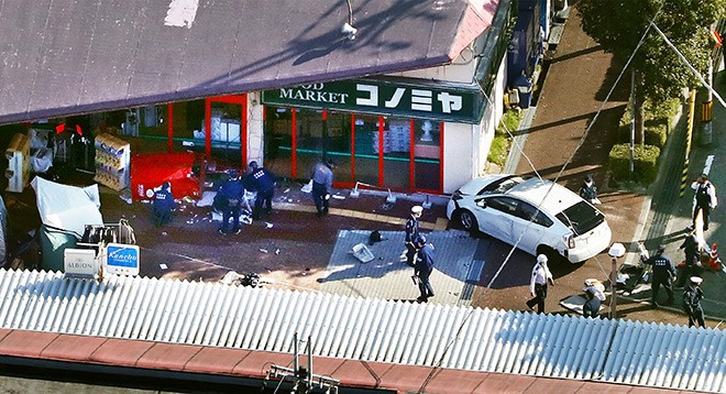 1 killed, 2 hurt when driver, 89, crashes into store in 1 killed, 2 hurt when driver, 89, crashes into store in