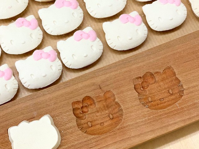 キティちゃんの木型、全てサンリオ規格になっていないといけなかった＝亀屋良長　吉村良和さん（@yoshimura0303）提供