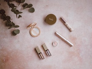 病気で荒れた肌を、化粧がやわらげた。私にできることが増えていった