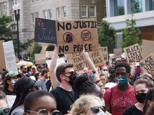 アメリカの若者がデモに出る理由　「抗議する権利」の重みが違う