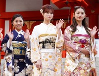 笑顔で手を振る（左から）大原優乃、生見愛瑠、浅川梨奈