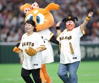 始球式を務めたニッチェの近藤くみこ（左）と江上敬子