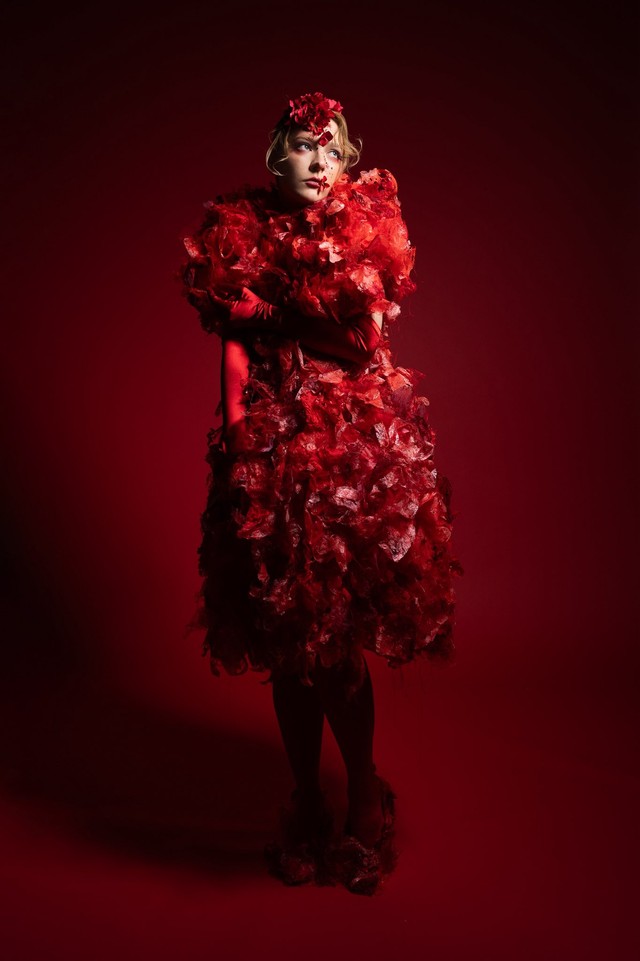 ビニール紐で赤いドレスも作成しました（Photo：Suzuriya Akihiro　Model：@evangelina_cos　H&M：@ellie_make）（提供：RITENUTObytacさん）