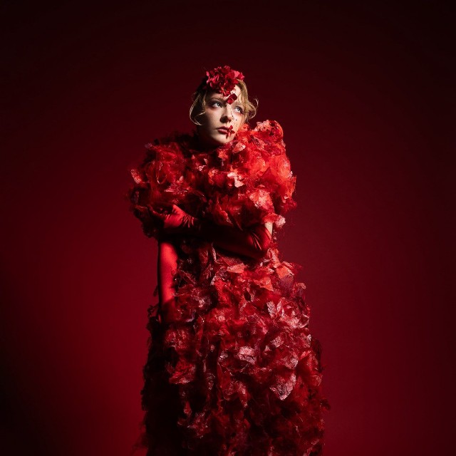 ビニール紐で赤いドレスも作成しました（Photo：Suzuriya Akihiro　Model：@evangelina_cos　H&M：@ellie_make）（提供：RITENUTObytacさん）