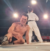 前田瑠美（後方）にＫＯされ、リングで呆然とするアントニオ小猪木＝東京・新宿FACE