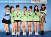 カントリー・ガールズの（左から）嗣永桃子、稲場愛香、小関舞、島村嬉唄、森戸知紗希、山木梨紗とスーパーバイザーの里田まい＝2014年11月23日撮影