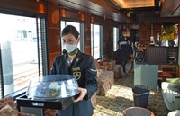 食堂車のキッチンで作られた料理は慎重に個室まで運ばれる（トワイライトエクスプレス瑞風）
