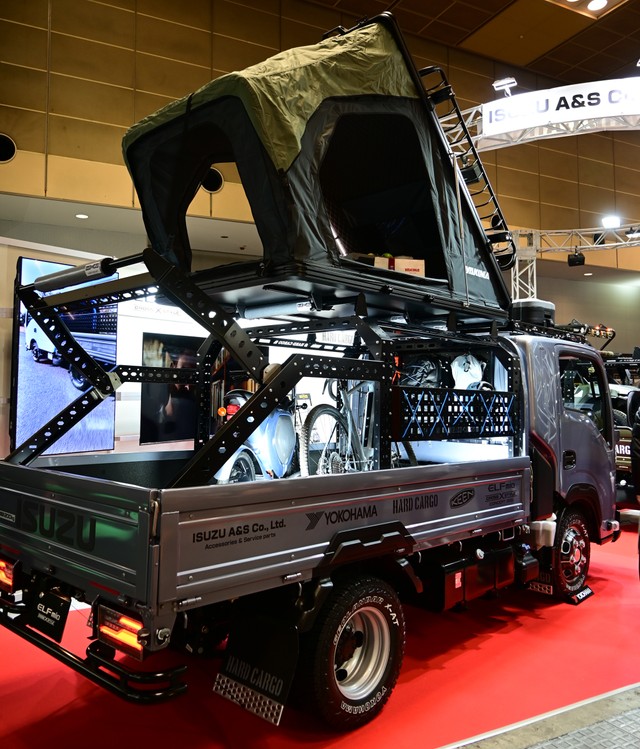 ISUZUの「普通免許で乗れるトラック」のキャンプ仕様。このベッドちょっと寝るのこわそう