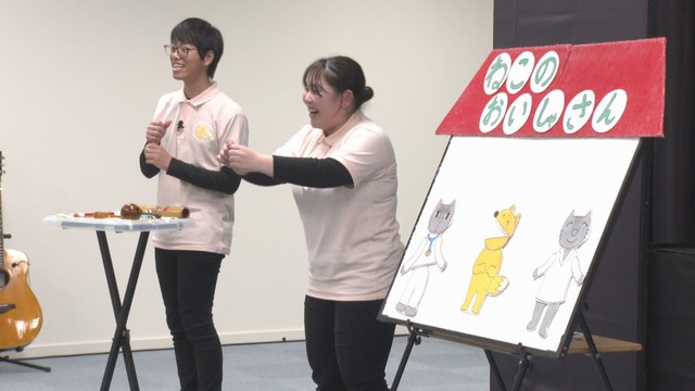 保育士や教員などを目指す大学生が図書館で子どもたちに人形劇などを披露　岡山・倉敷市