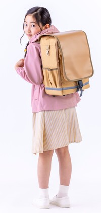 軽量化した〝セカンドランドセル〟を背負う小学生（製品名は「ラクサックジュニアプラス」）
