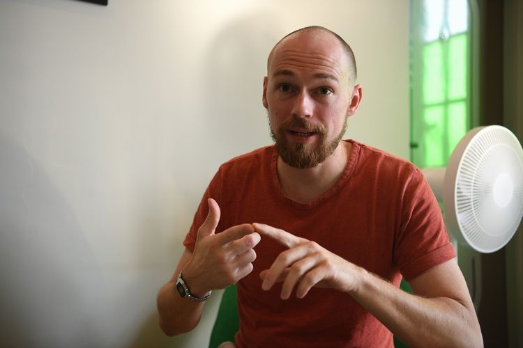 取材に応じるフランス出身の起業家ティボーさん