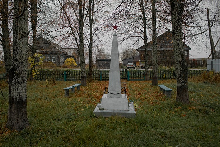 **EMBARGO: No electronic distribution, Web posting or street sales before Saturday 3:01 a.m. ET Oct. 24, 2020. No exceptions for any reasons. EMBARGO set by source.** A Soviet-era monument in the tiny village of Povalikhino, Russia, some 300 miles northeast of Moscow, Oct. 15, 2020. The mayoral election of Marina Udgodskaya, a cleaning lady at city hall who had been asked to run in order to help create the illusion of democratic choice, has precipitated a national media frenzy. (Emile Ducke/The New York Times)