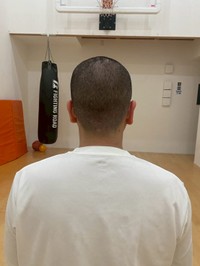 「ボウズ」に戻った細野さん（細野晃司さん提供）
