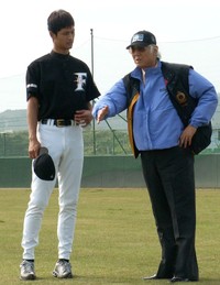 東映ＯＢで俳優の八名信夫に激励されるダルビッシュ=2005年2月