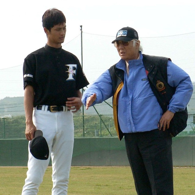 東映ＯＢで俳優の八名信夫に激励されるダルビッシュ=2005年2月