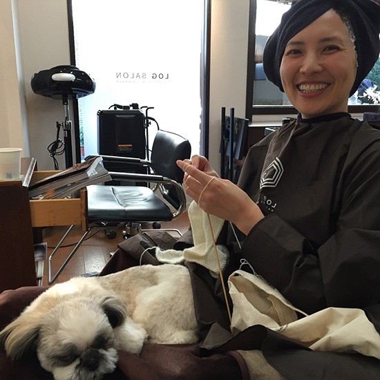 美容室でもひざでくつろぐピピちゃん