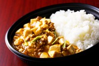 ANAクラウンプラザホテル神戸が感謝価格で販売する麻婆丼（提供）