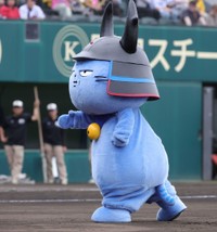 セレモリアルピッチを行う「わるにゃんこ将軍」