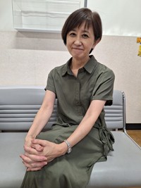 44年前の名作ドラマで「天才子役」と称された女優の長谷川真弓。50代にしてコメディの舞台に初挑戦する＝都内