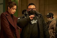 韓国映画「PHANTOM／ユリョンと呼ばれたスパイ」メイキングシーンよりイ・ハニに演出しているイ・ヘヨン監督（© 2023 CJ ENM Co., Ltd., THE LAMP.ltd ALL RIGHTS RESERVED）