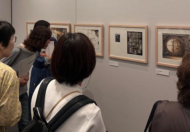 細密な原画に見入るギャラリートーク参加者（2026年5月14日）