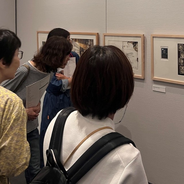 細密な原画に見入るギャラリートーク参加者（2026年5月14日）