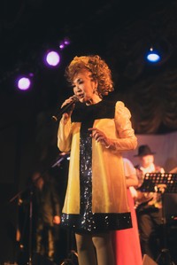 ステージで熱唱する歌手・平山みき＝東京・鶯谷のダンスホール「新世紀」（撮影・秋武裕介）