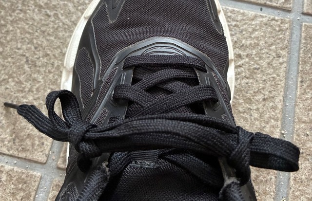 靴紐を結んだままで調整ができる！