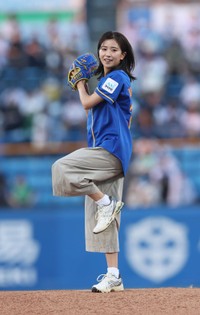 片足を上げて構える黒島結菜＝神宮