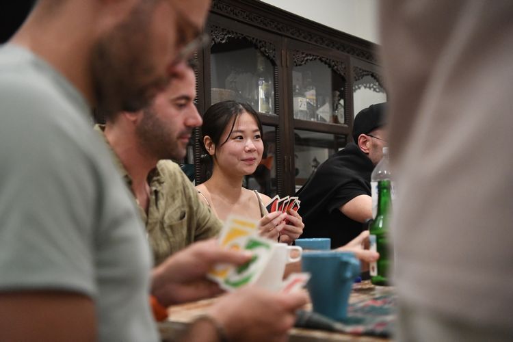 カードゲームを楽しむ日本出身のリサさん（中央）