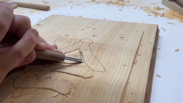 半紙のような質感に彫られてゆく板（キボリノコンノさん提供）