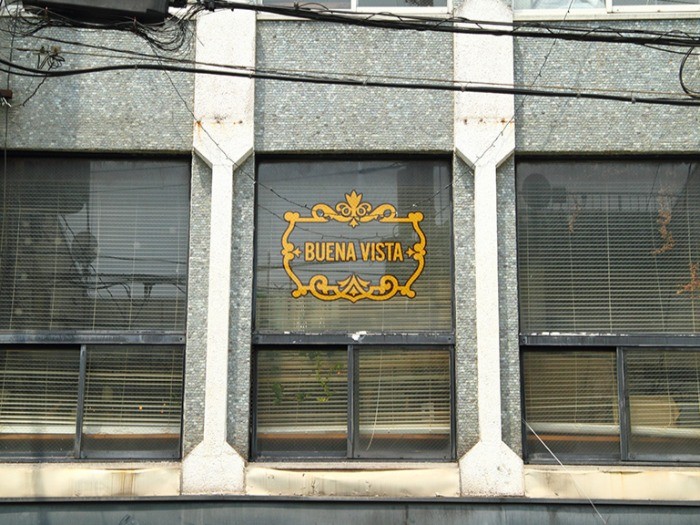 趣のあるレトロなビルの2階。看板はありません