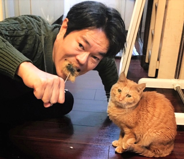 視線がほしいお父さんと、少し緊張するミカエルくん。ただ遊んでいるだけではないと気付いています