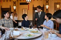 いいあす京都のスタッフに料理の説明をする于さん（右から３人目）＝京都市下京区・東華菜館