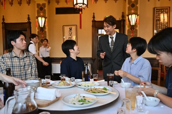 いいあす京都のスタッフに料理の説明をする于さん（右から３人目）＝京都市下京区・東華菜館