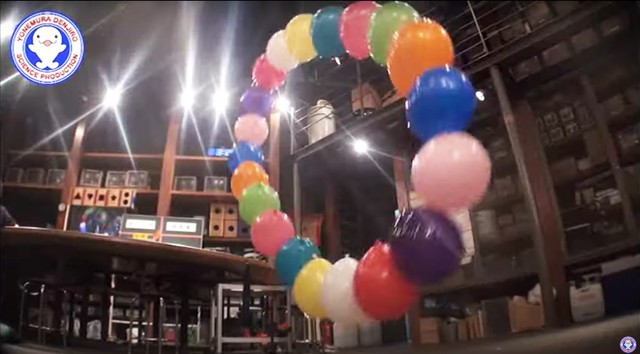 ブロワーで風を送って風船が浮かびます。（提供：米村でんじろうプロダクション）