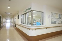 院内で症状がなくても“感染させるリスク”はある（photoACより「ACworks」さん撮影、イメージ画像）
