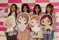 自分そっくりのアバターを手に笑顔をみせる（左から）真山景子、高垣麗子、蛯原友里、押切もえ=2010年