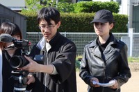 終盤シーンの収録で、映像を確認する大西監督と三宅さん（右）＝４月下旬、岡山市内