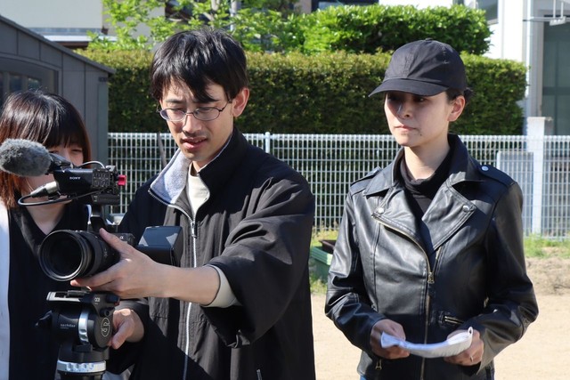 終盤シーンの収録で、映像を確認する大西監督と三宅さん（右）＝４月下旬、岡山市内