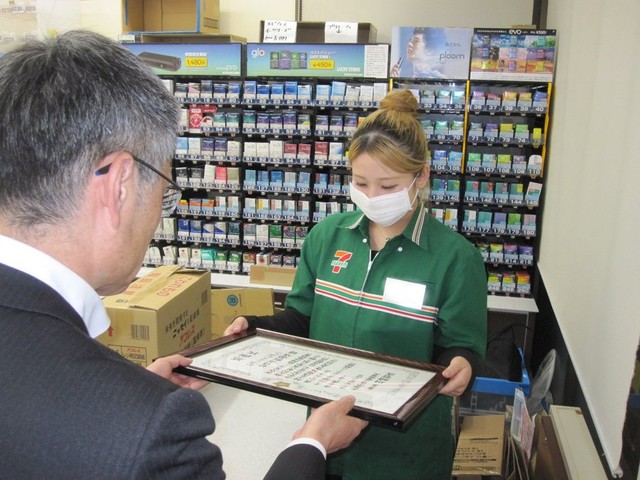 セブンイレブン廿日市阿品店に感謝状／広島県警察公式X（@HP_maplekun）より