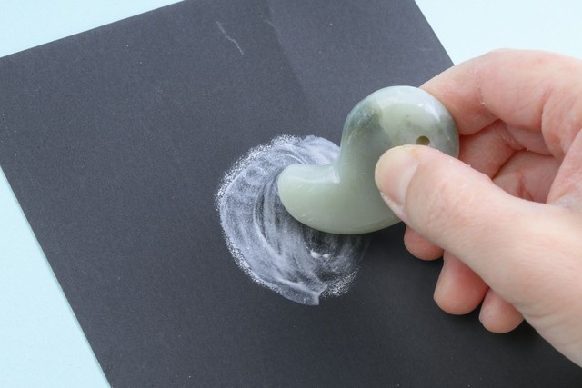 自分で石を磨いて「勾玉」をつくりながら古代人の気持ちを想像する（画像：株式会社Gakken）