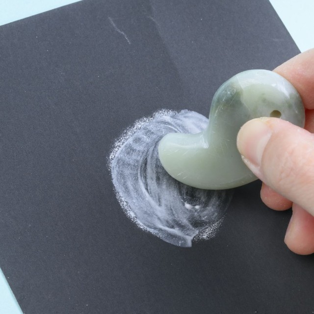 自分で石を磨いて「勾玉」をつくりながら古代人の気持ちを想像する（画像：株式会社Gakken）