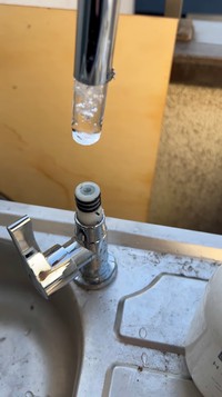 ホース部分が抜け、氷が現れた瞬間／ぜろまるペッツさん（@ぜろまるペッツ）提供